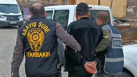 D­i­y­a­r­b­a­k­ı­r­­d­a­ ­h­a­s­a­r­l­ı­ ­e­v­l­e­r­d­e­n­ ­h­ı­r­s­ı­z­l­ı­k­ ­y­a­p­a­n­ ­1­2­ ­k­i­ş­i­ ­t­u­t­u­k­l­a­n­d­ı­